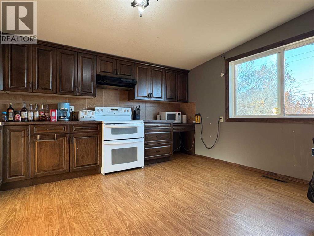 5639 48 Avenue A,b Crescent, Ponoka, Alberta  T4J 1K2 - Photo 5 - A2268983