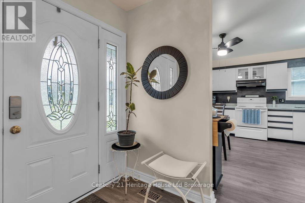 5 Dereham Drive, Tillsonburg, Ontario  N4G 5L8 - Photo 4 - X12510606