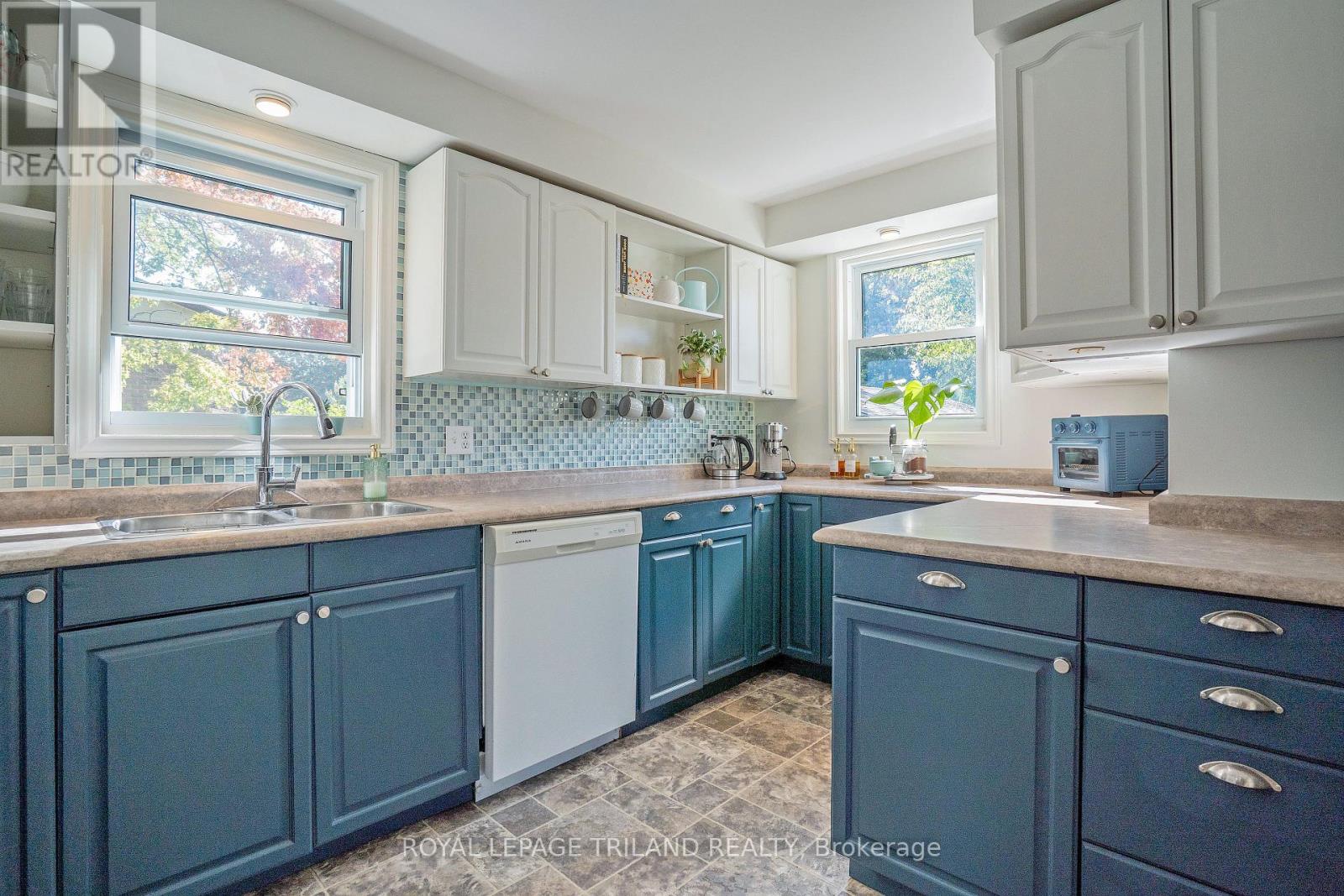 Photo 19 of 49 for 18 Tecumseh Street