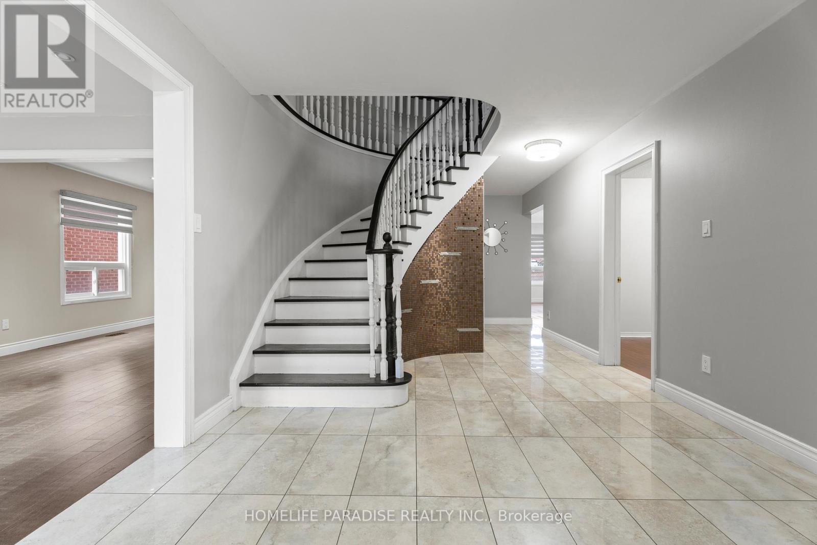 6 Ivy Lea Court, Brampton, Ontario  L6Y 4K6 - Photo 4 - W12510562