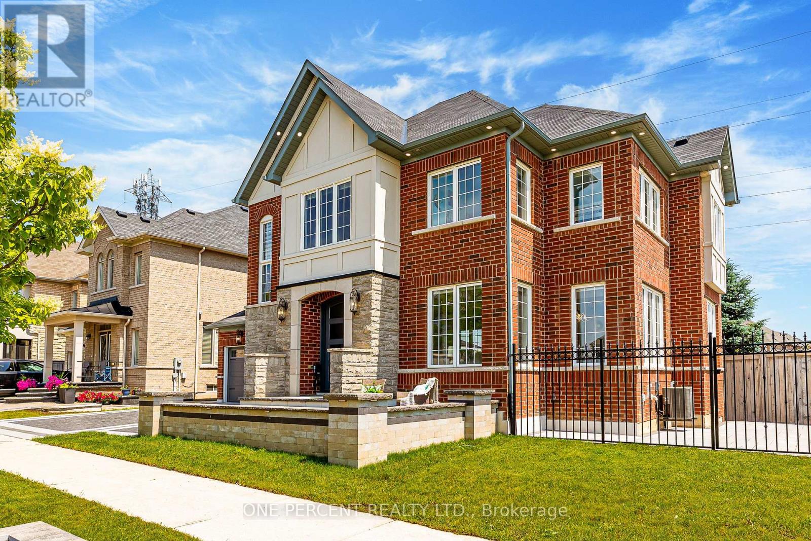 102 Monkton Circle, Brampton, Ontario  L6Y 5Z5 - Photo 4 - W12510564