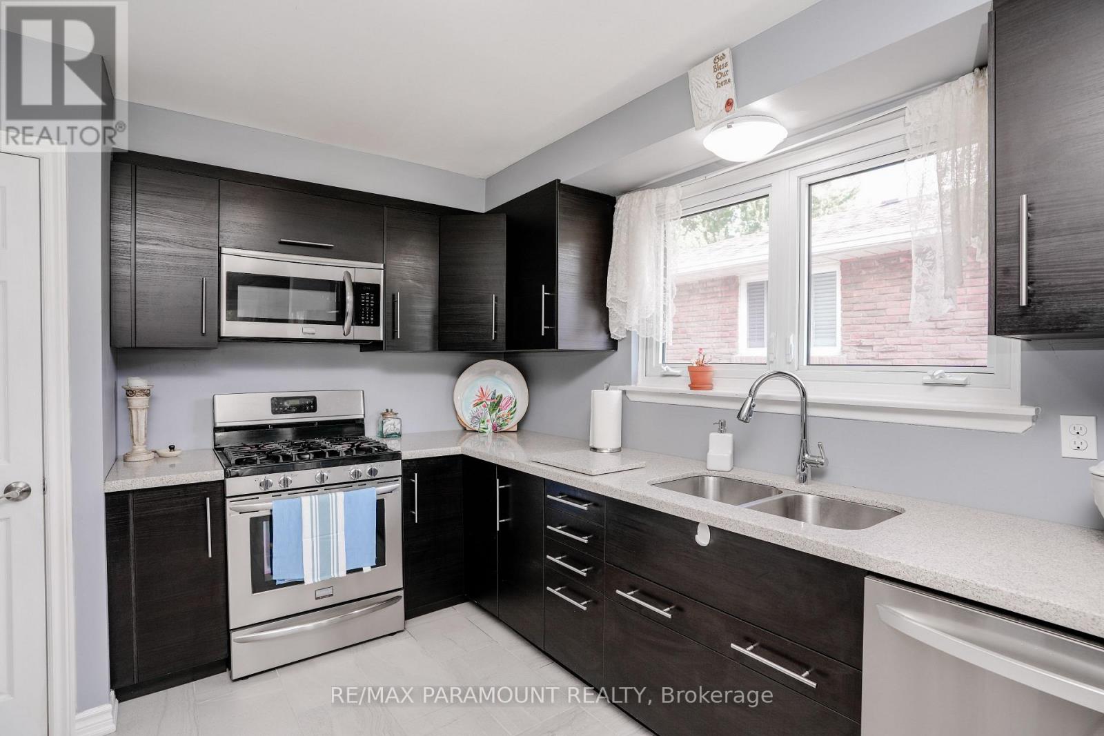 8 Edwin Drive, Brampton, Ontario  L6Y 1A1 - Photo 13 - W12510568