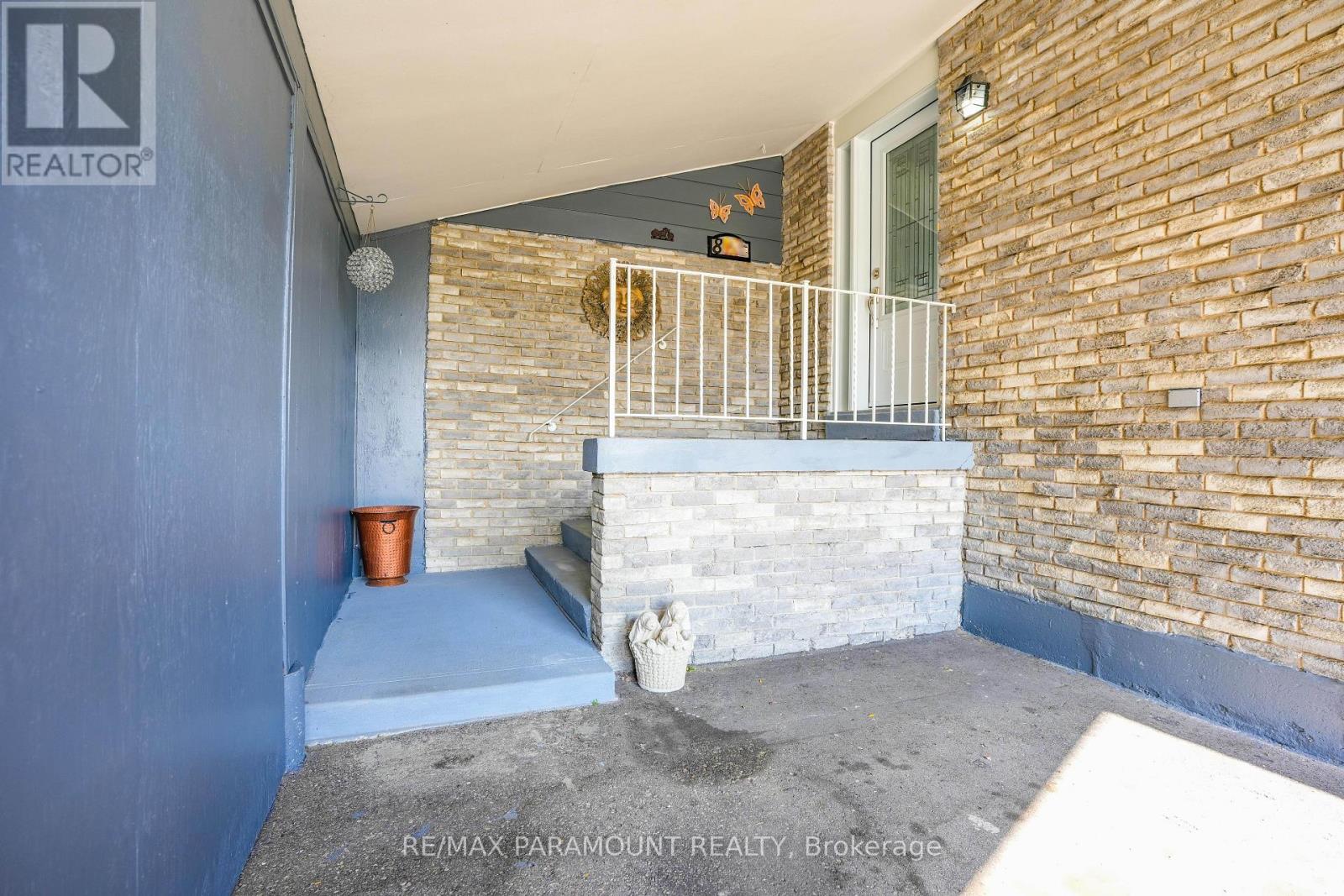 8 Edwin Drive, Brampton, Ontario  L6Y 1A1 - Photo 4 - W12510568