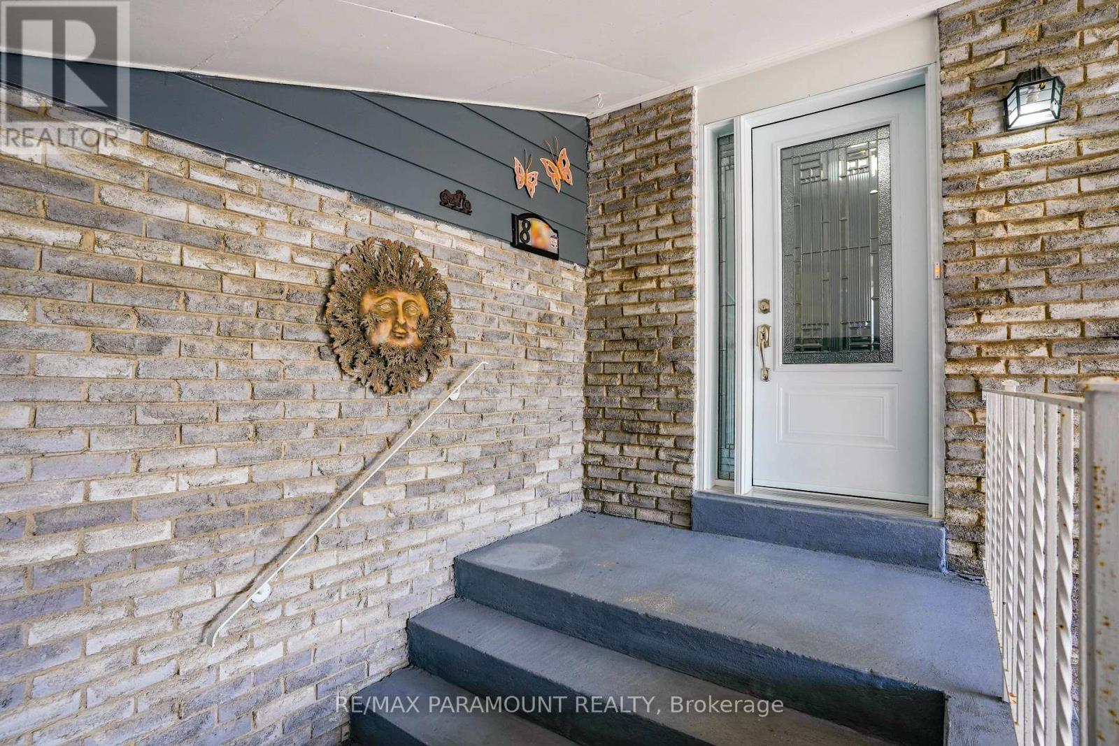 8 Edwin Drive, Brampton, Ontario  L6Y 1A1 - Photo 5 - W12510568