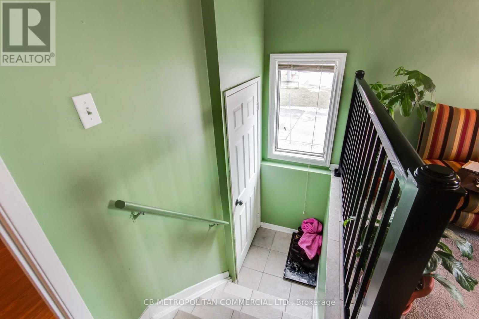 Upper - 2538 Weston Road, Toronto, Ontario  M9N 2A6 - Photo 2 - W12510572