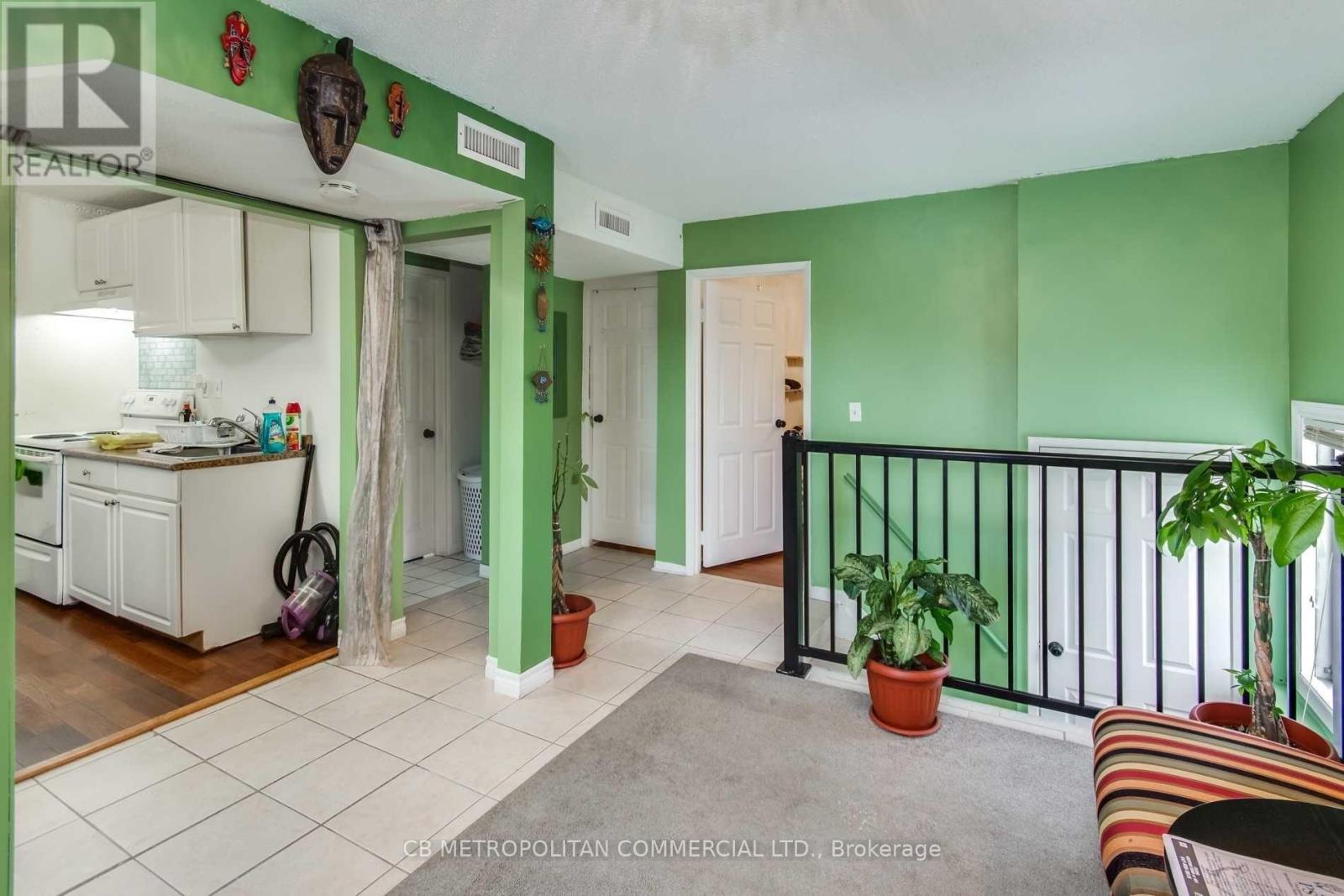 Upper - 2538 Weston Road, Toronto, Ontario  M9N 2A6 - Photo 4 - W12510572