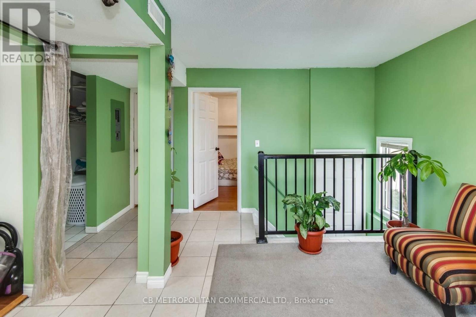 Upper - 2538 Weston Road, Toronto, Ontario  M9N 2A6 - Photo 5 - W12510572