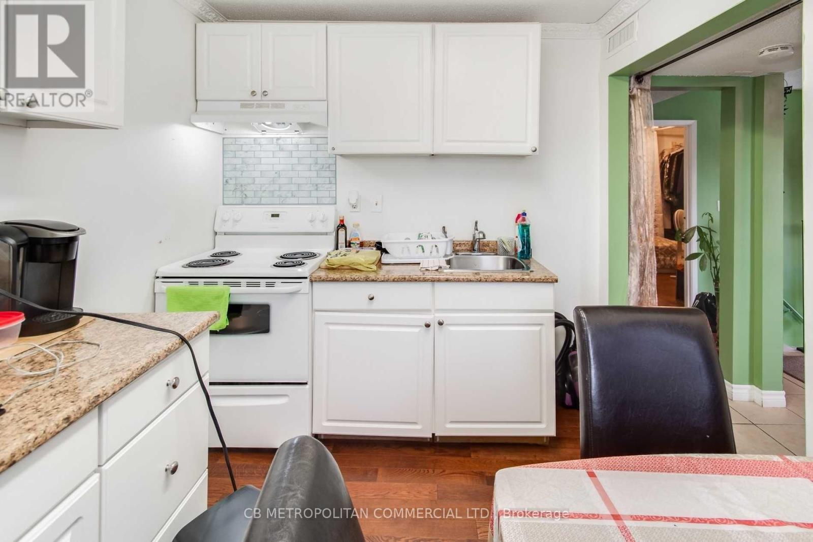 Upper - 2538 Weston Road, Toronto, Ontario  M9N 2A6 - Photo 9 - W12510572