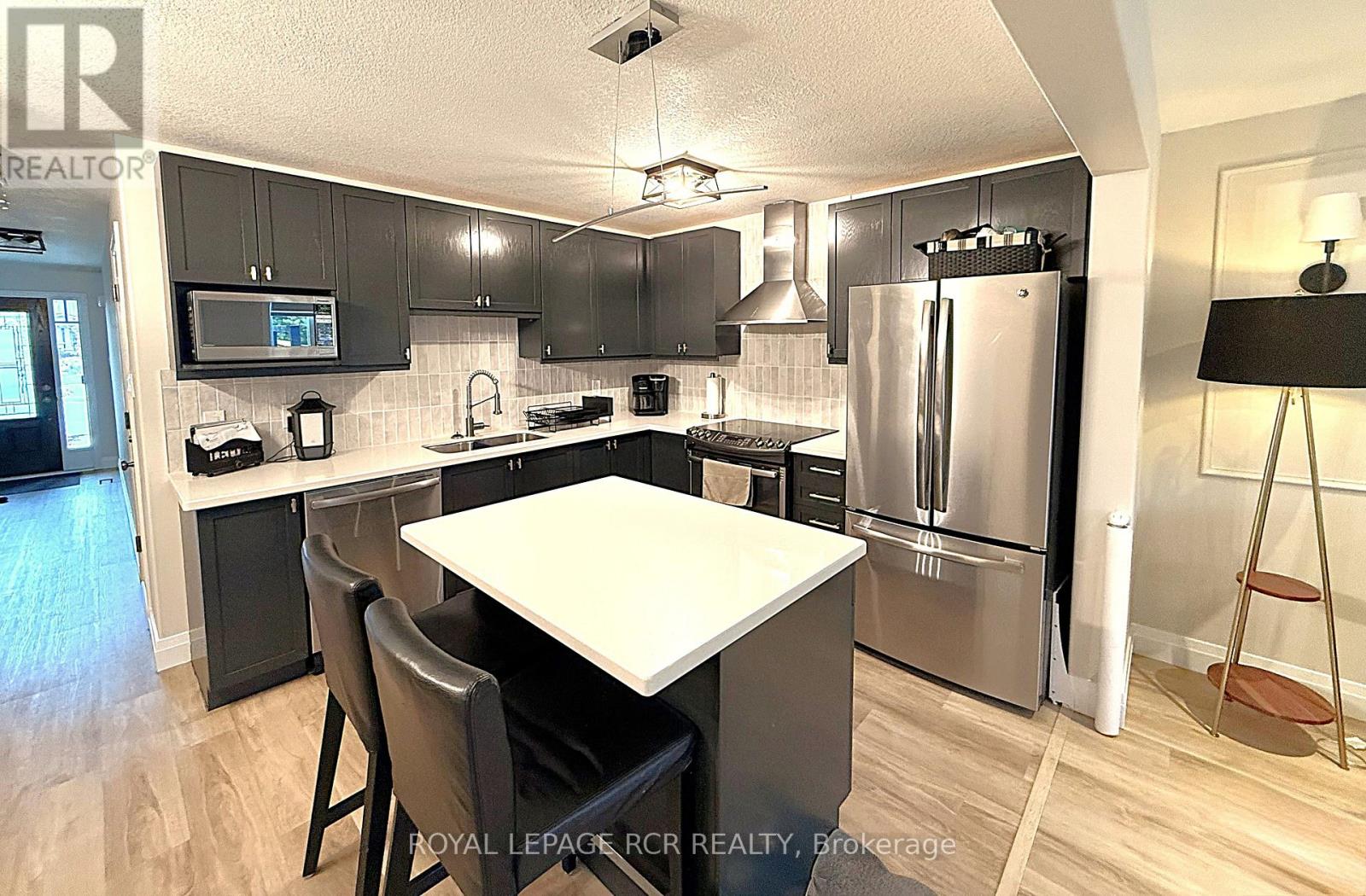 113 Winterton Court, Orangeville, Ontario L9W 6Z7 - Photo 2 - W12495740