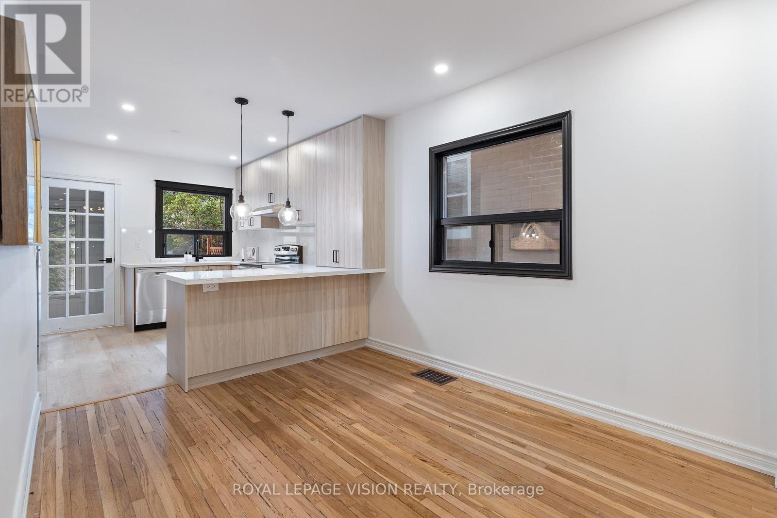 92 Bastedo Avenue, Toronto, Ontario  M4C 3N1 - Photo 11 - E12510618