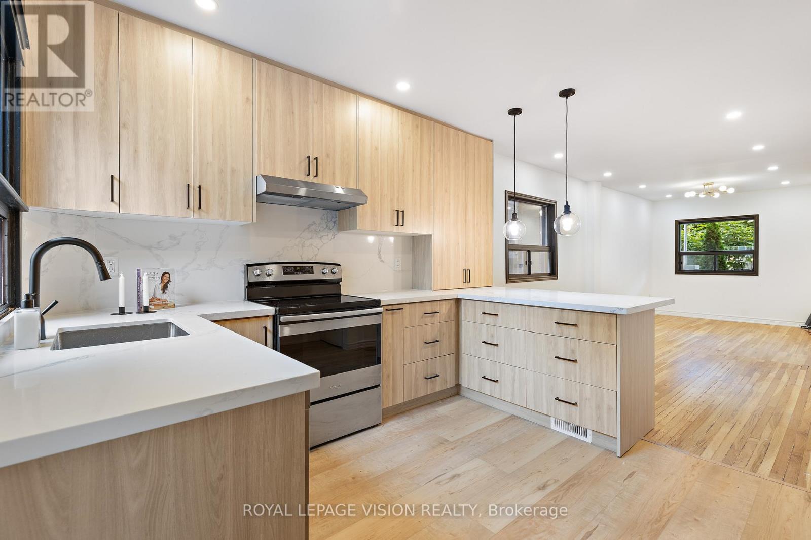 92 Bastedo Avenue, Toronto, Ontario  M4C 3N1 - Photo 14 - E12510618