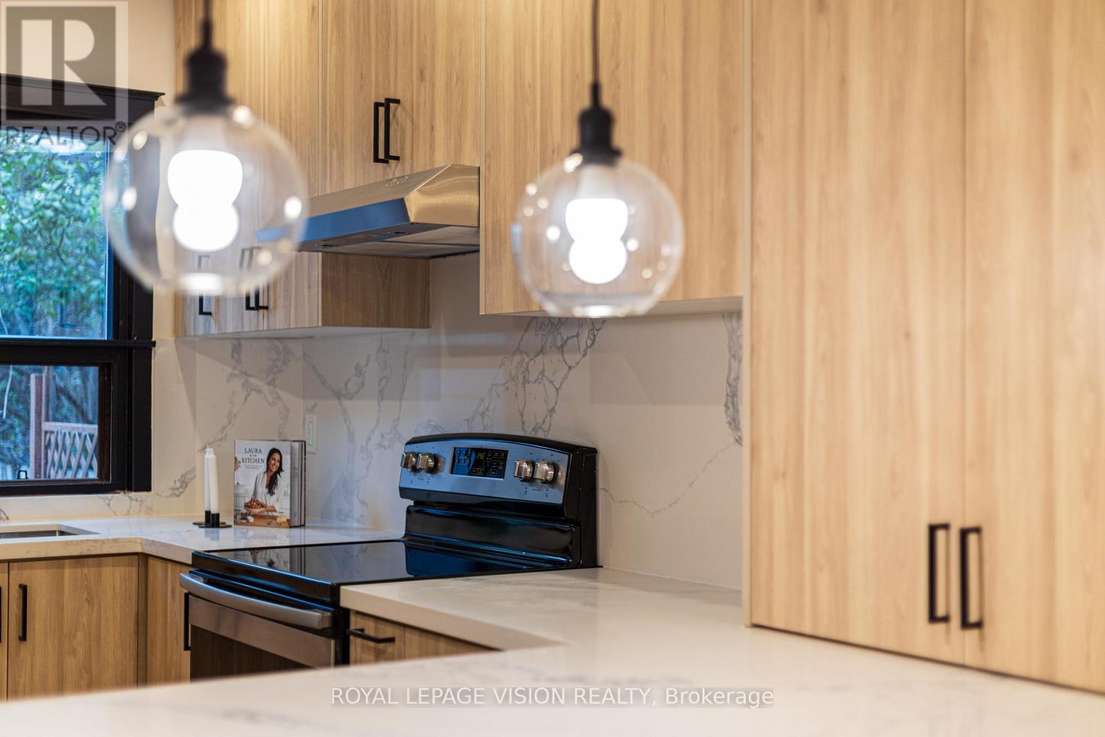 92 Bastedo Avenue, Toronto, Ontario  M4C 3N1 - Photo 15 - E12510618