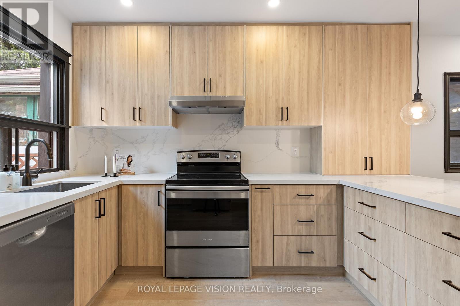 92 Bastedo Avenue, Toronto, Ontario  M4C 3N1 - Photo 16 - E12510618