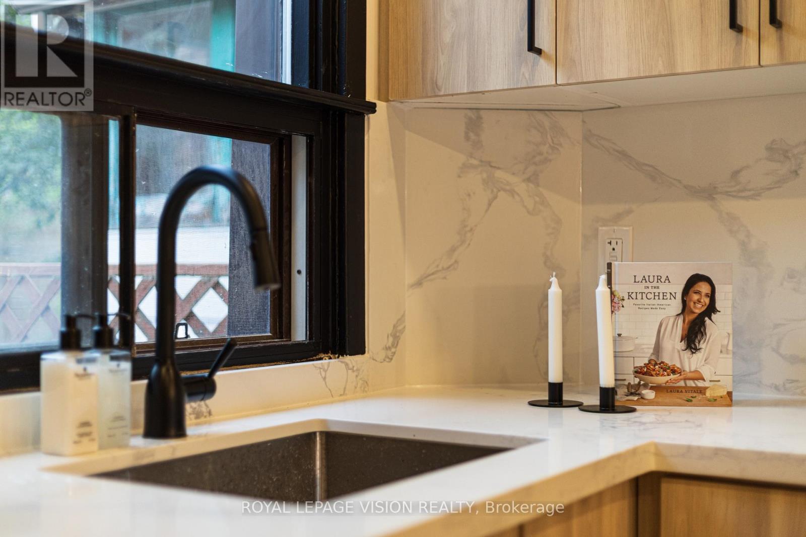 92 Bastedo Avenue, Toronto, Ontario  M4C 3N1 - Photo 18 - E12510618