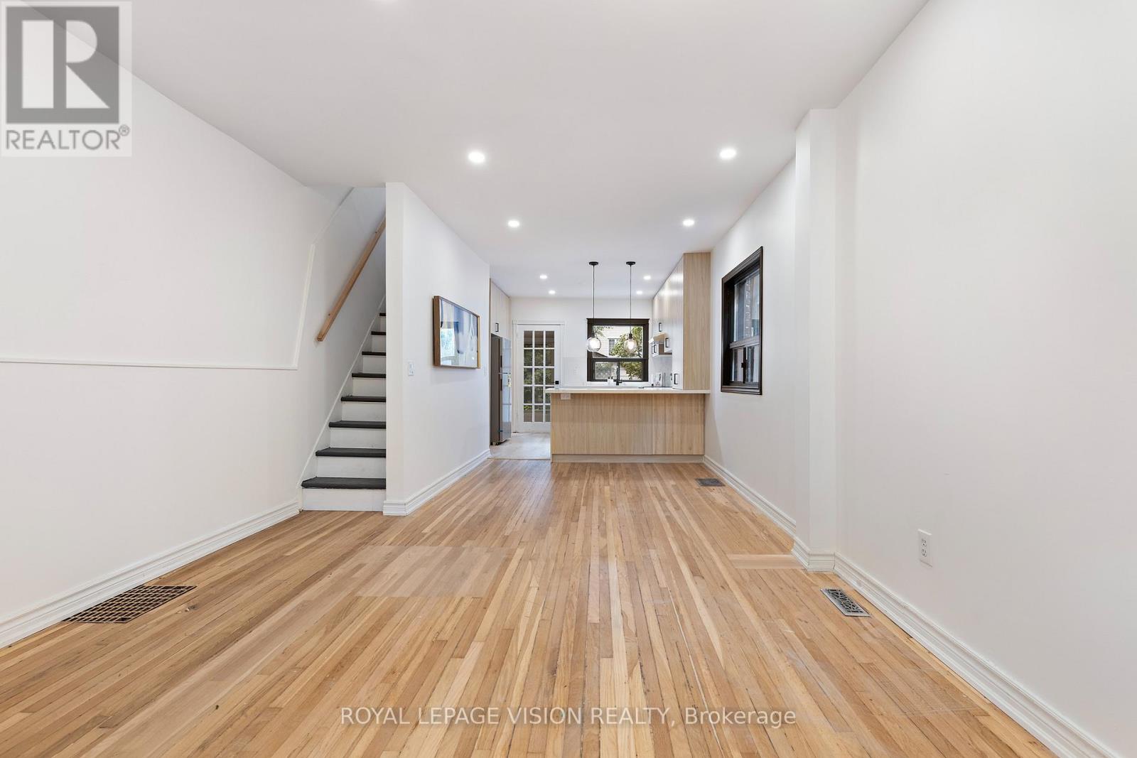 92 Bastedo Avenue, Toronto, Ontario  M4C 3N1 - Photo 5 - E12510618