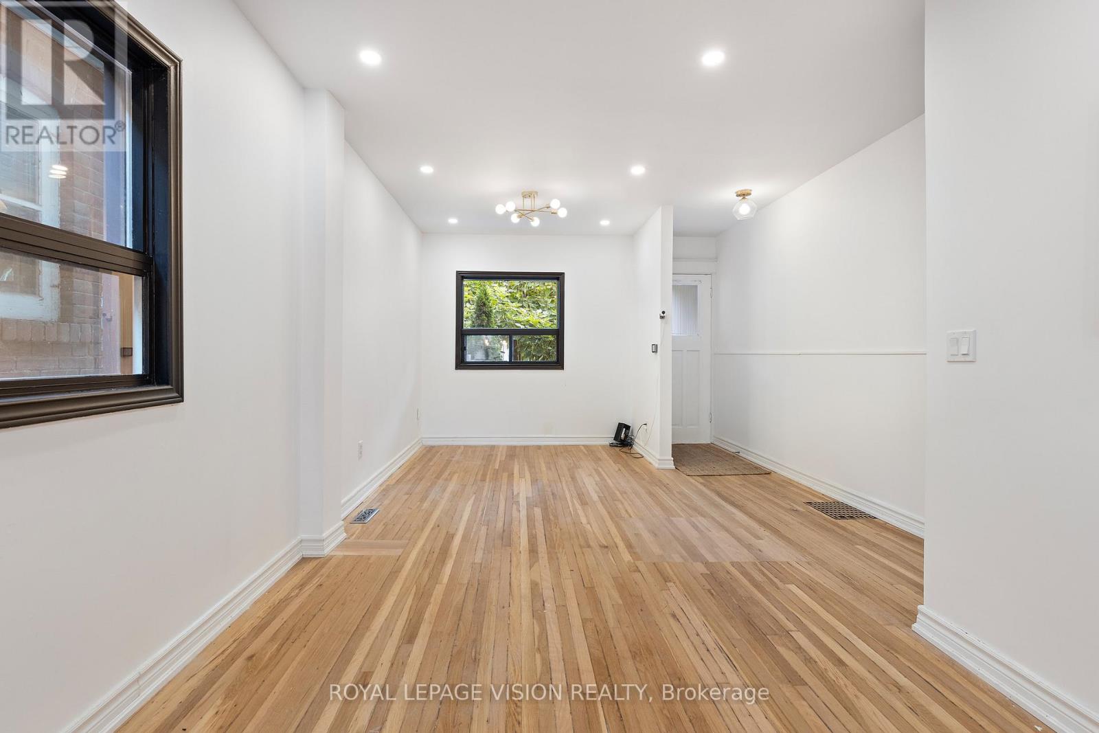 92 Bastedo Avenue, Toronto, Ontario  M4C 3N1 - Photo 7 - E12510618