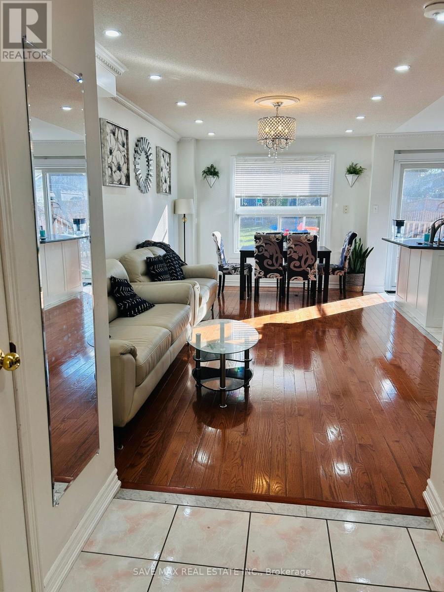 1372 Godwick Drive, Mississauga, Ontario  L5N 7X3 - Photo 5 - W12510622