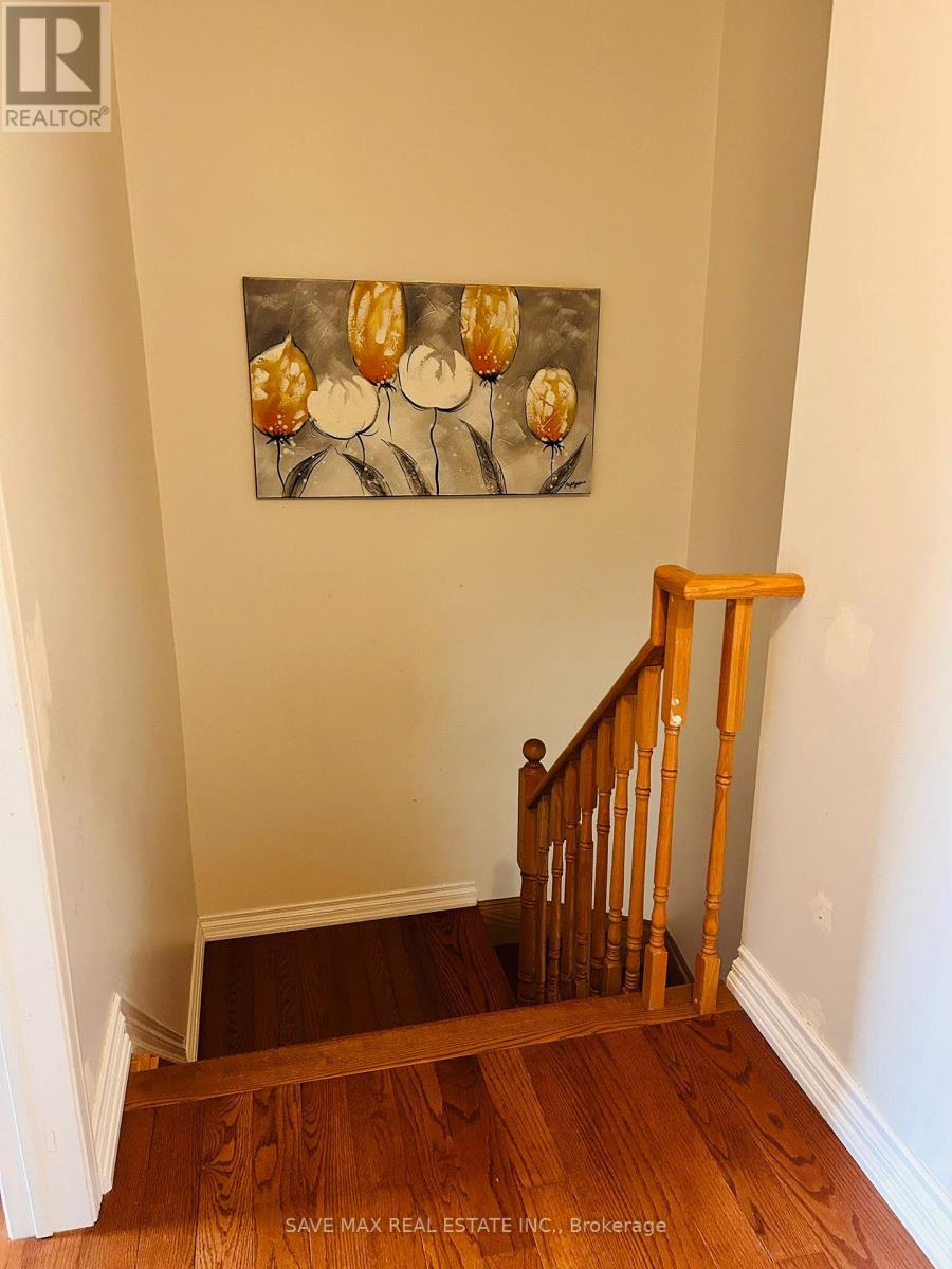 1372 Godwick Drive, Mississauga, Ontario  L5N 7X3 - Photo 9 - W12510622