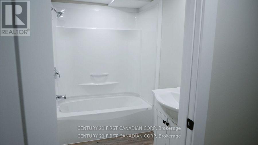 Lower - 1072 Jalna Boulevard, London South, Ontario  N6E 2J5 - Photo 9 - X12510676