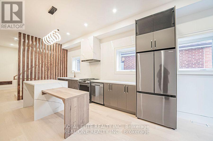 16 MULBERRY CRESCENT, Toronto, Ontario