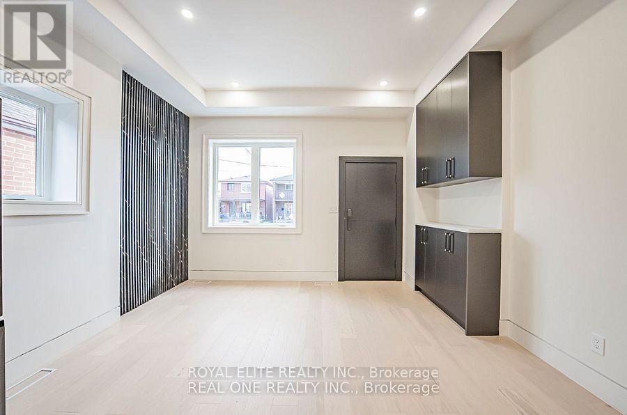 16 Mulberry Crescent, Toronto, Ontario M6C 1N5 - Photo 11 - C12510640