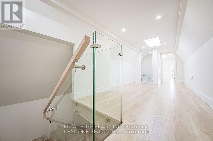 16 Mulberry Crescent, Toronto, Ontario M6C 1N5 - Photo 12 - C12510640