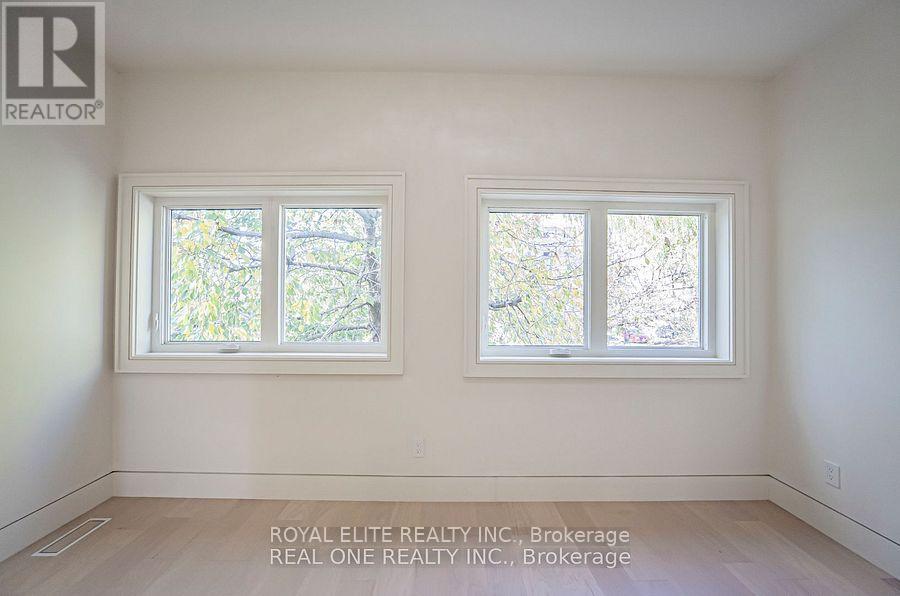 16 Mulberry Crescent, Toronto, Ontario M6C 1N5 - Photo 13 - C12510640