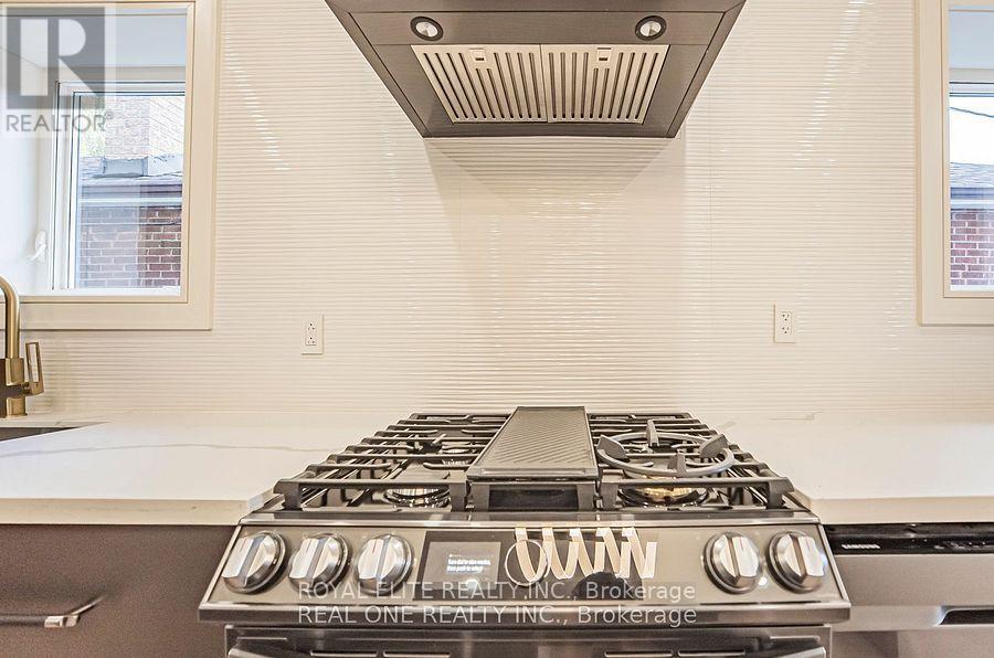 16 Mulberry Crescent, Toronto, Ontario M6C 1N5 - Photo 15 - C12510640