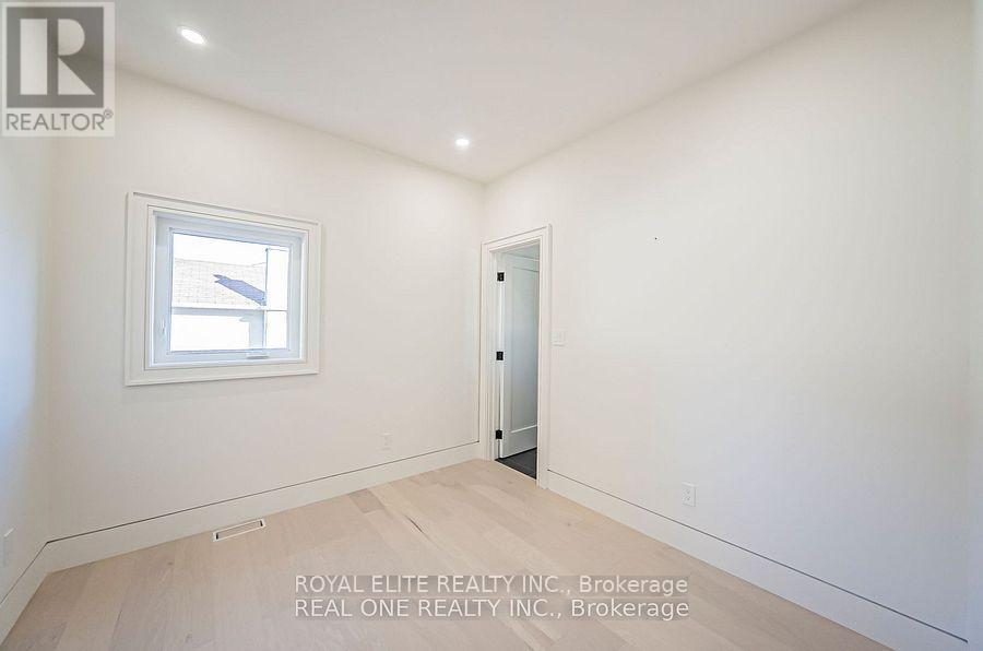 16 Mulberry Crescent, Toronto, Ontario M6C 1N5 - Photo 22 - C12510640