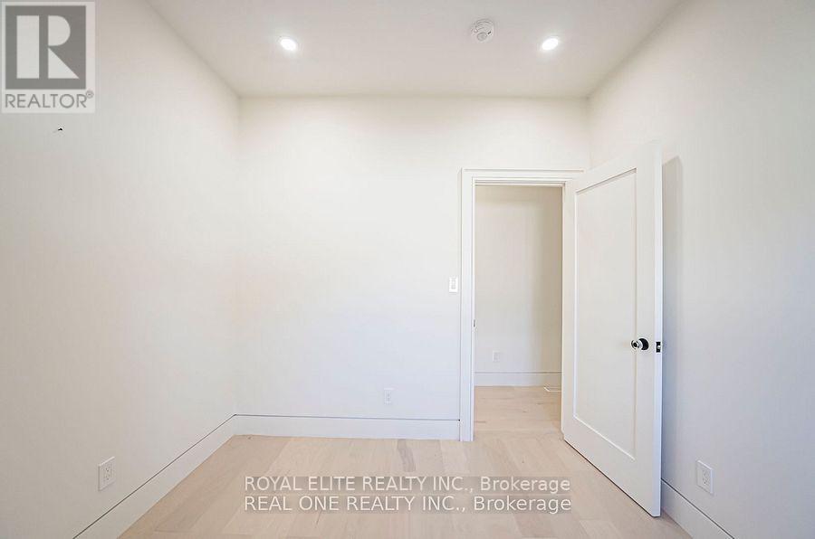 16 Mulberry Crescent, Toronto, Ontario M6C 1N5 - Photo 23 - C12510640