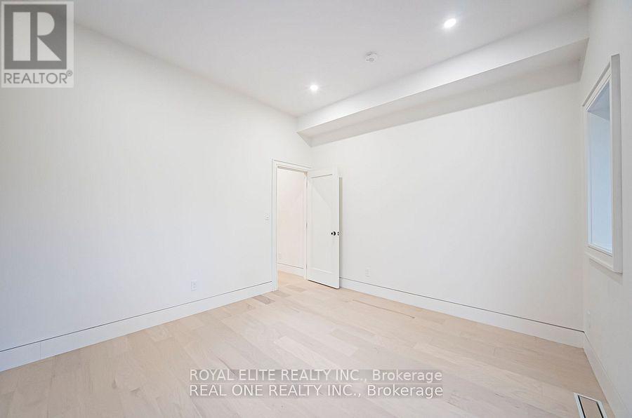 16 Mulberry Crescent, Toronto, Ontario M6C 1N5 - Photo 33 - C12510640