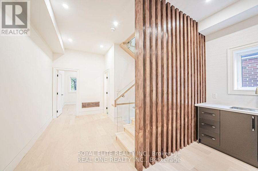 16 Mulberry Crescent, Toronto, Ontario M6C 1N5 - Photo 4 - C12510640