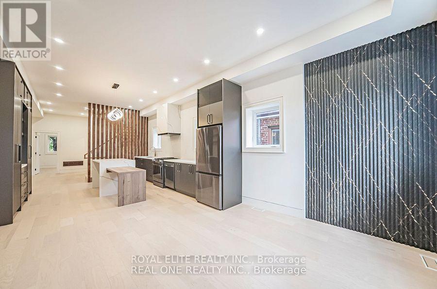 16 Mulberry Crescent, Toronto, Ontario M6C 1N5 - Photo 5 - C12510640