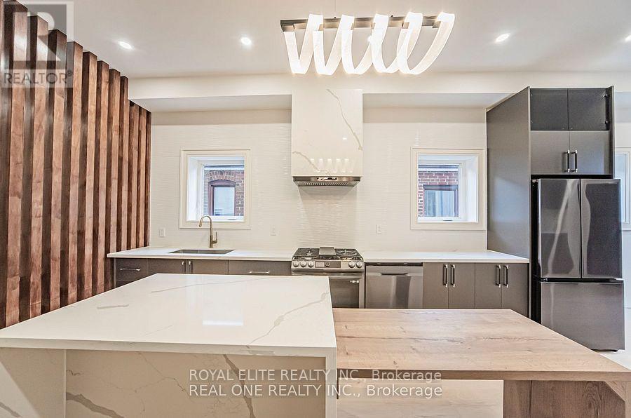 16 Mulberry Crescent, Toronto, Ontario M6C 1N5 - Photo 7 - C12510640