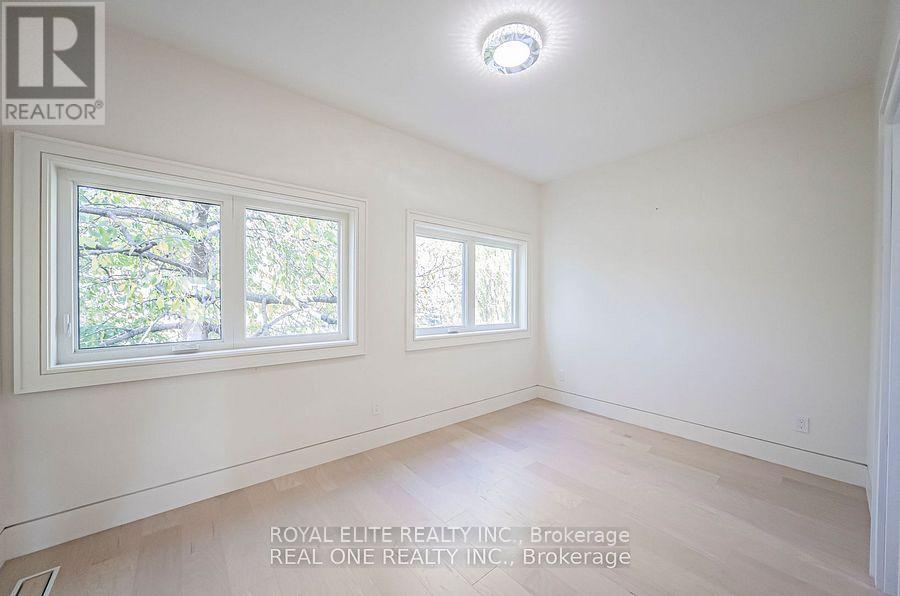 16 Mulberry Crescent, Toronto, Ontario M6C 1N5 - Photo 9 - C12510640