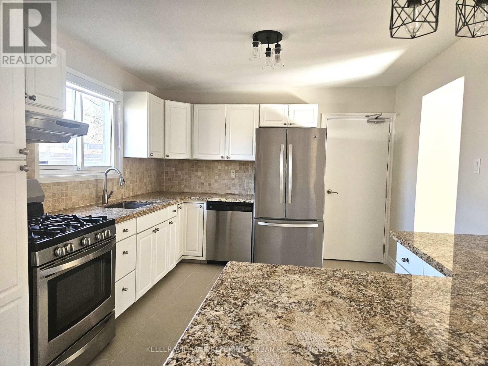 Main - 976 Timmins Gardens, Pickering, Ontario  L1W 2L2 - Photo 3 - E12510688