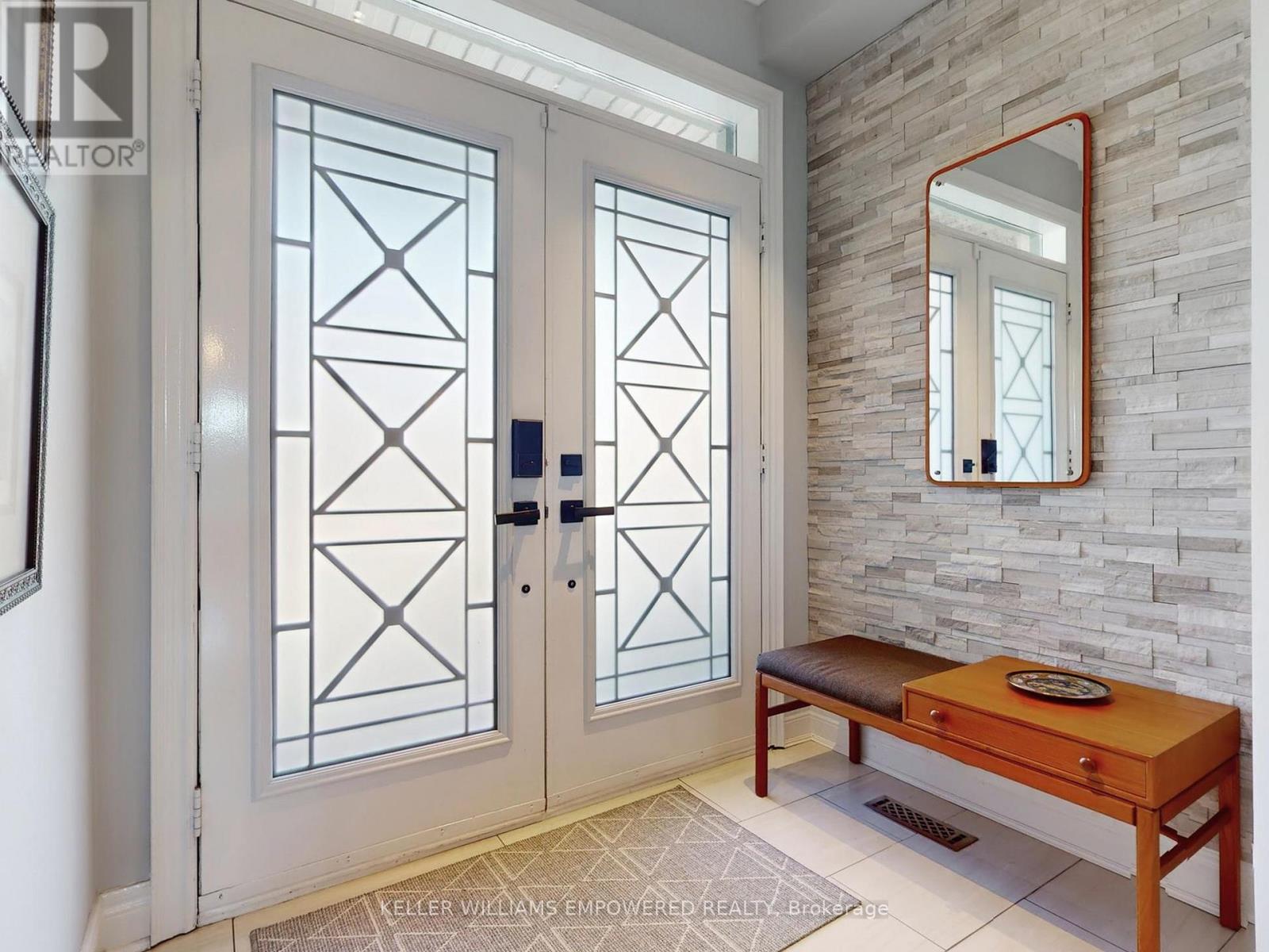 37 Tucker Court, Aurora, Ontario  L4G 7T2 - Photo 3 - N12510652