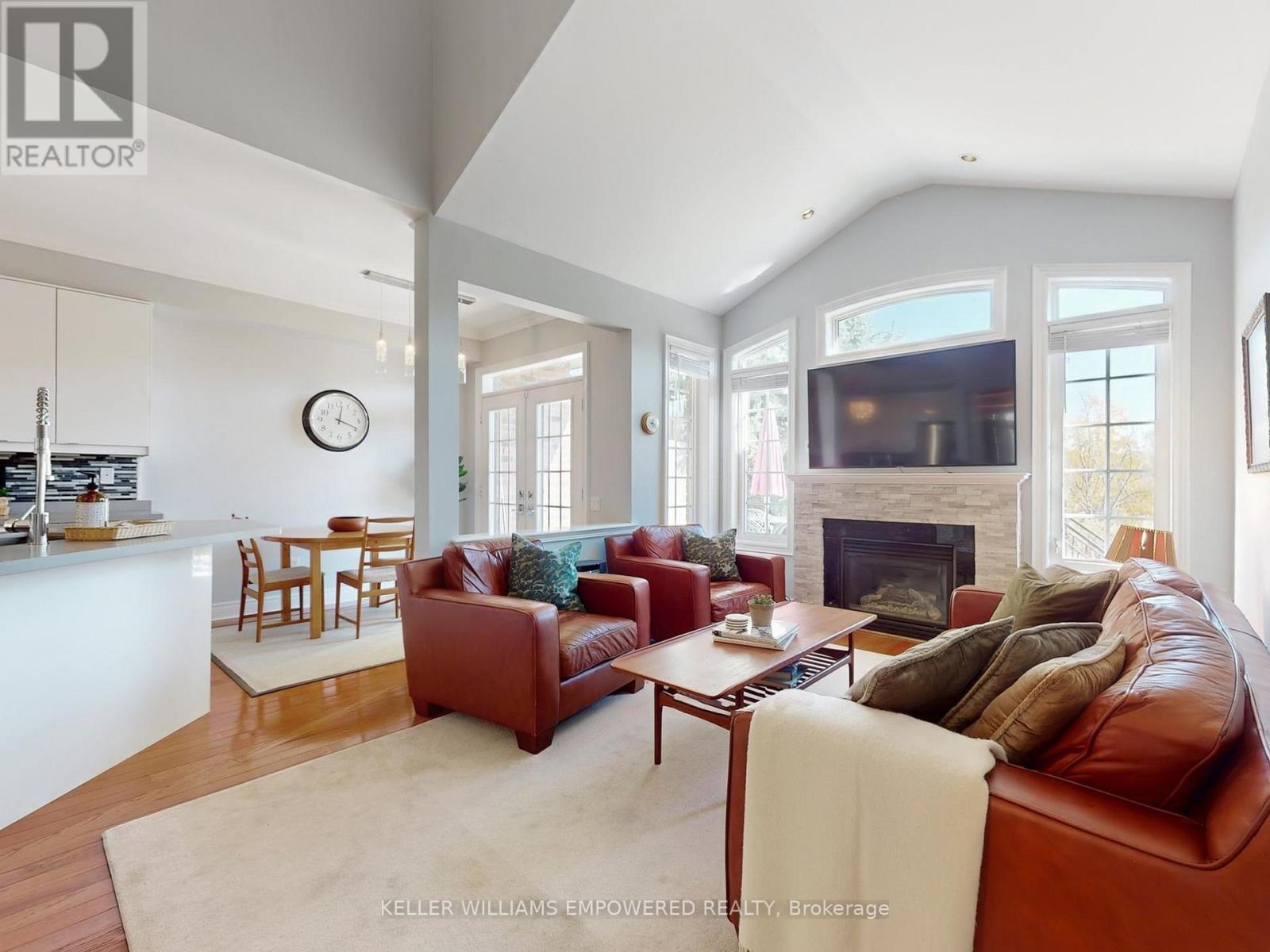 37 Tucker Court, Aurora, Ontario  L4G 7T2 - Photo 4 - N12510652