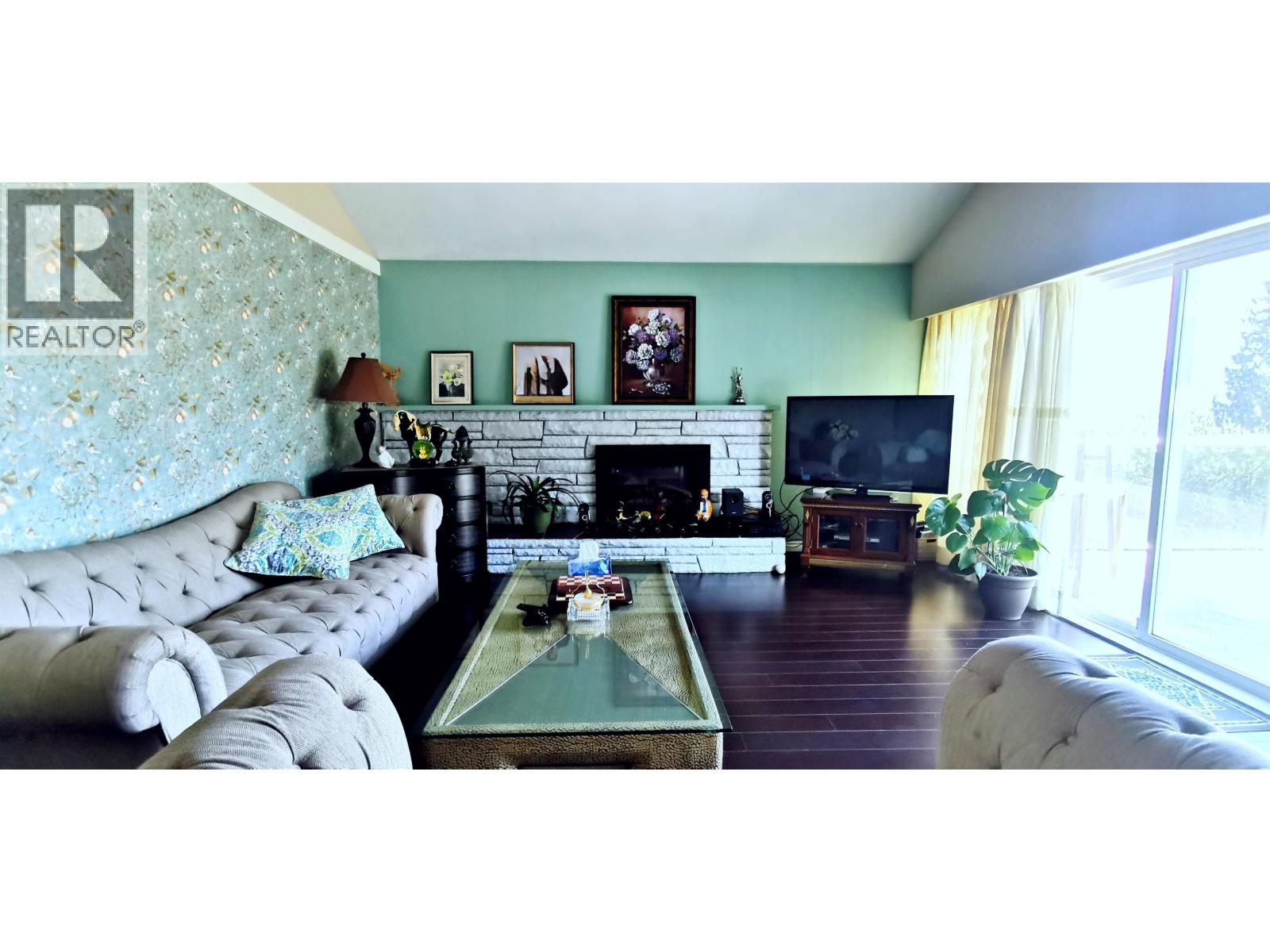 5681 Sardis Crescent, Burnaby, British Columbia V5H 3K4 - Photo 3 - R3064891