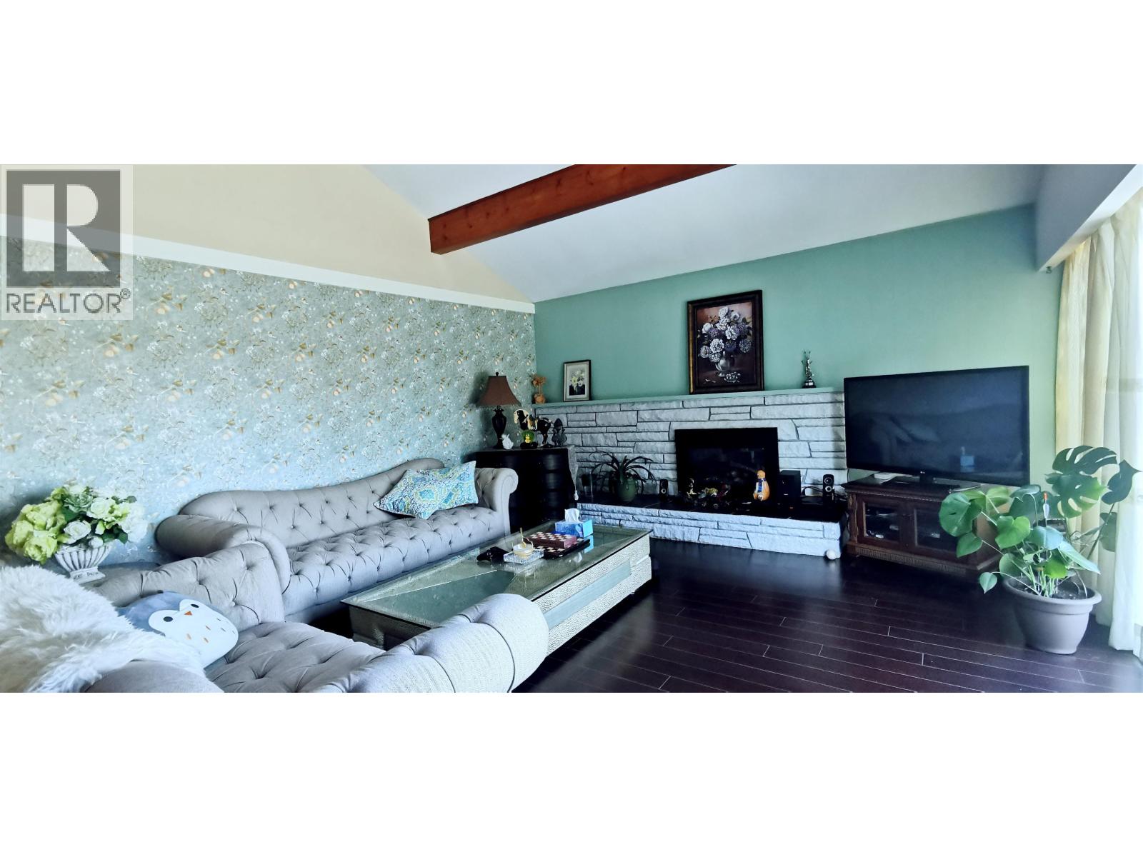 5681 Sardis Crescent, Burnaby, British Columbia V5H 3K4 - Photo 2 - R3064891