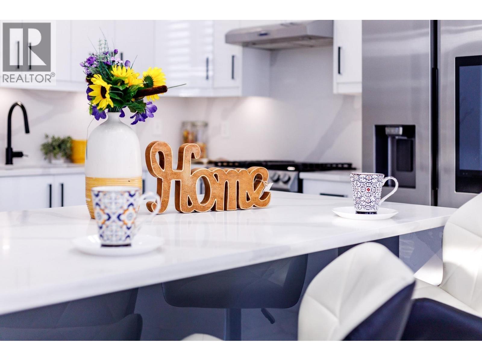 836 Macintosh Street, Coquitlam, British Columbia V3J 4Z2 - Photo 2 - R3064870