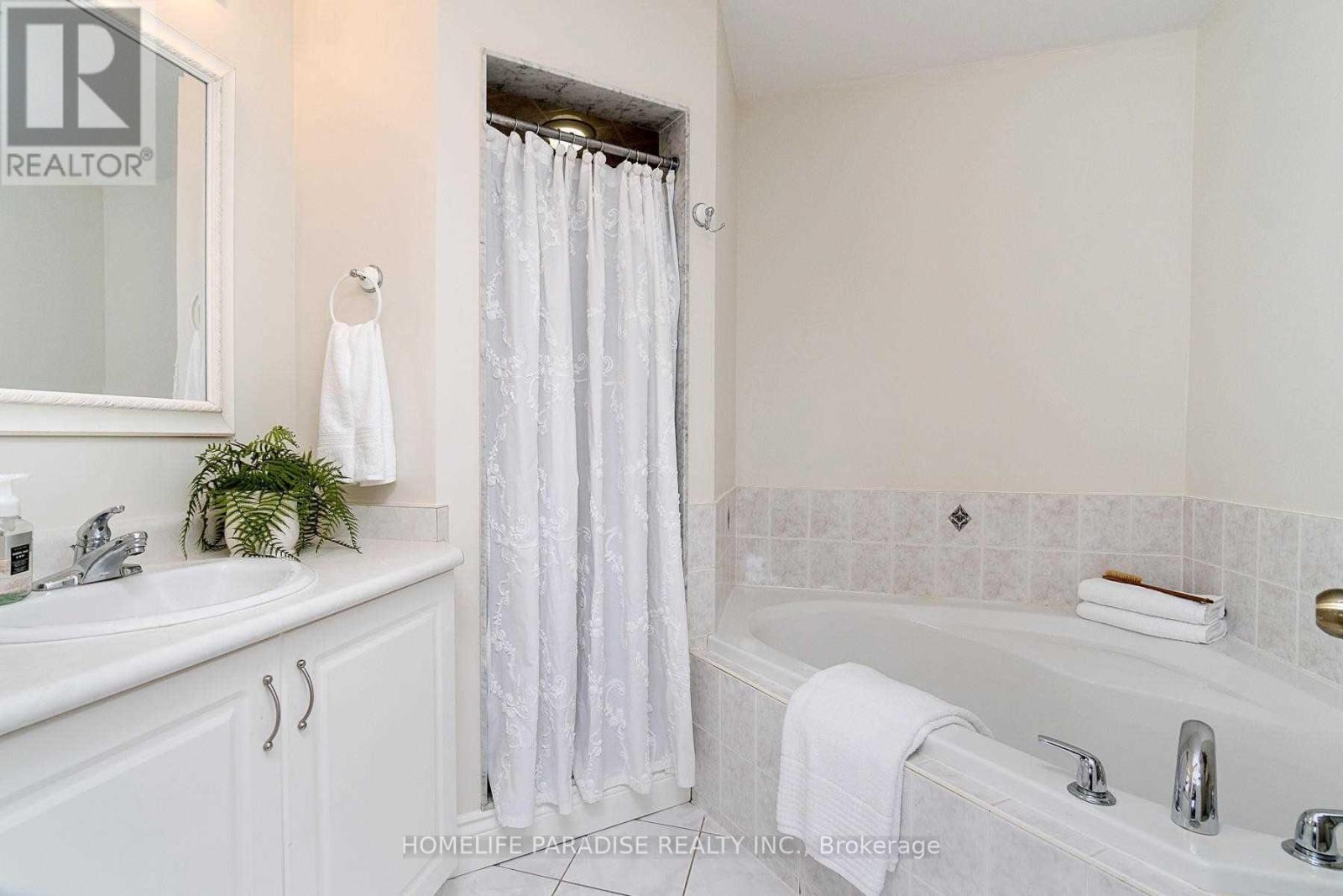 2368 Sutton Drive, Burlington, Ontario  L7L 6Y5 - Photo 7 - W12510712