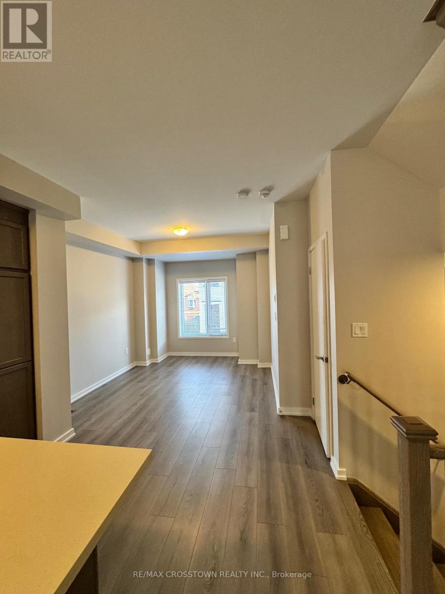 16 Heathrow Lane, Caledon, Ontario  L7E 4M4 - Photo 5 - W12456444