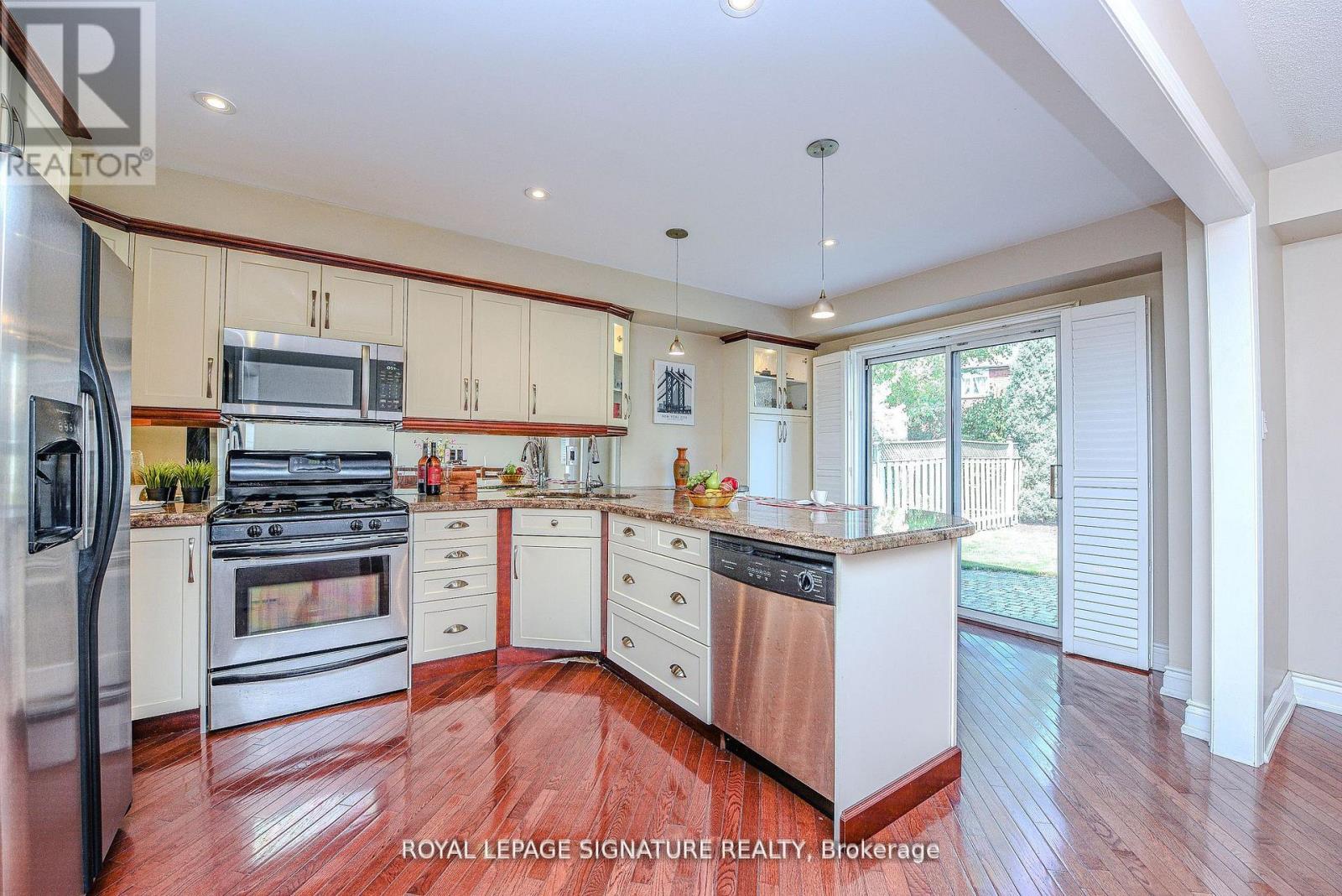 2547 Raglan Court, Mississauga, Ontario L5M 5L5 - Photo 11 - W12507040