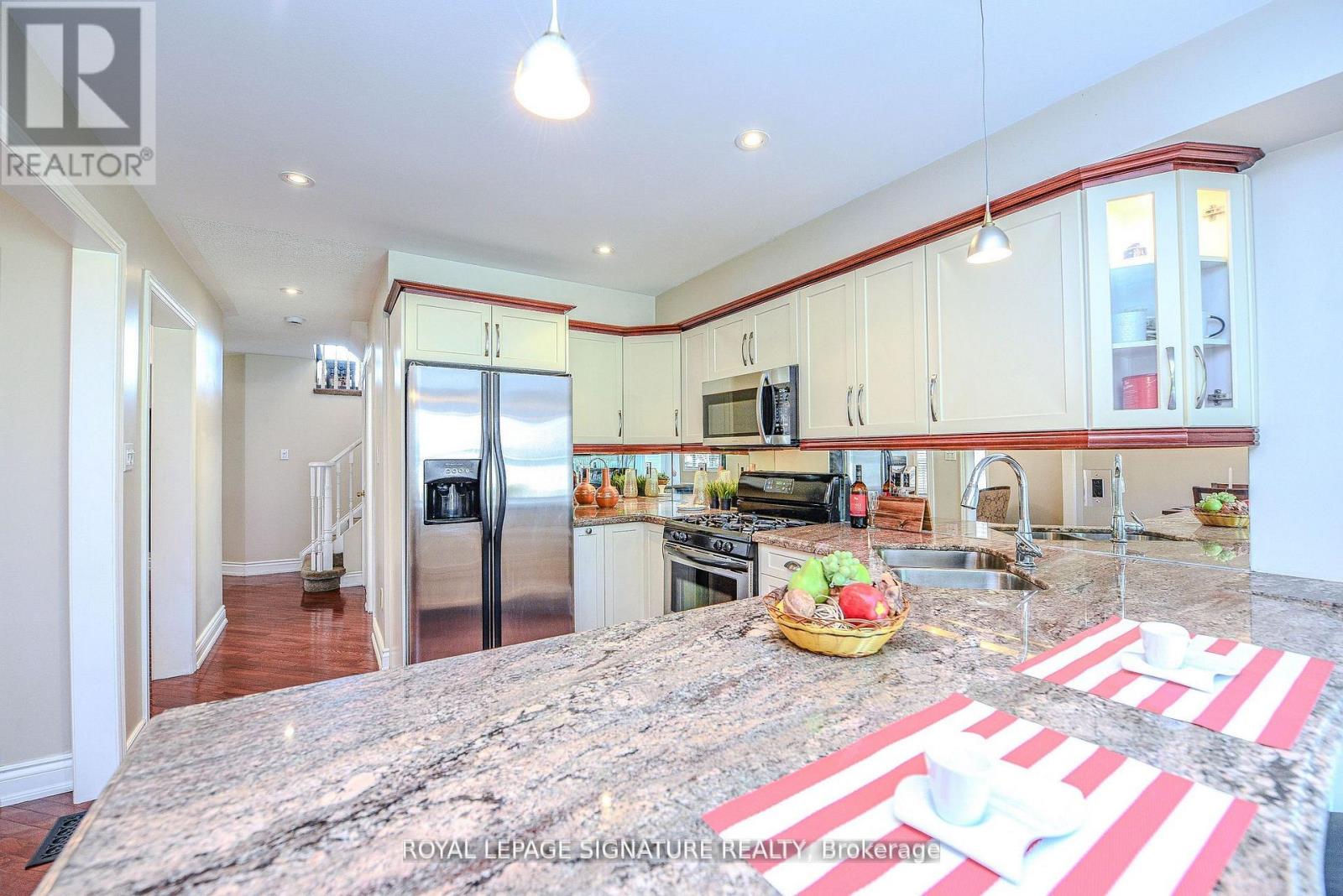 2547 Raglan Court, Mississauga, Ontario L5M 5L5 - Photo 14 - W12507040