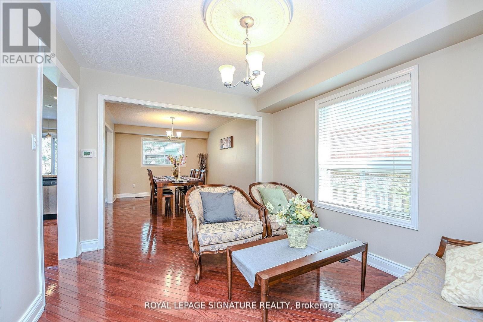 2547 Raglan Court, Mississauga, Ontario L5M 5L5 - Photo 5 - W12507040