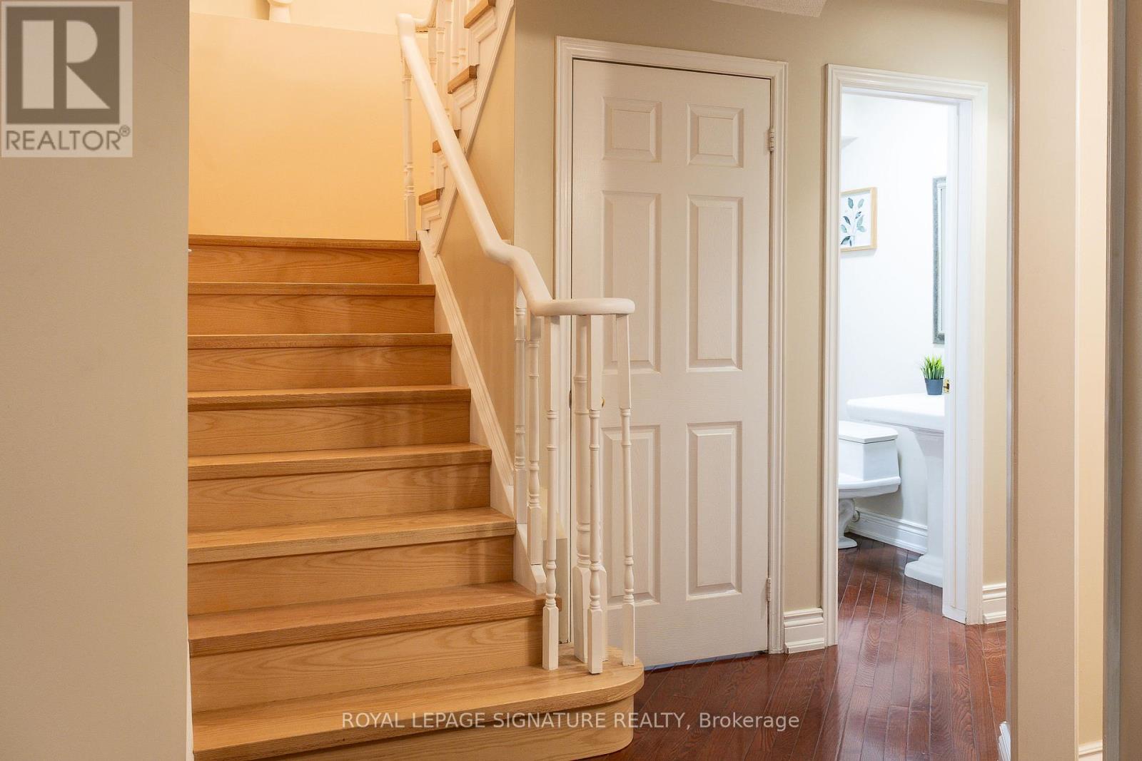 2547 Raglan Court, Mississauga, Ontario L5M 5L5 - Photo 3 - W12507040