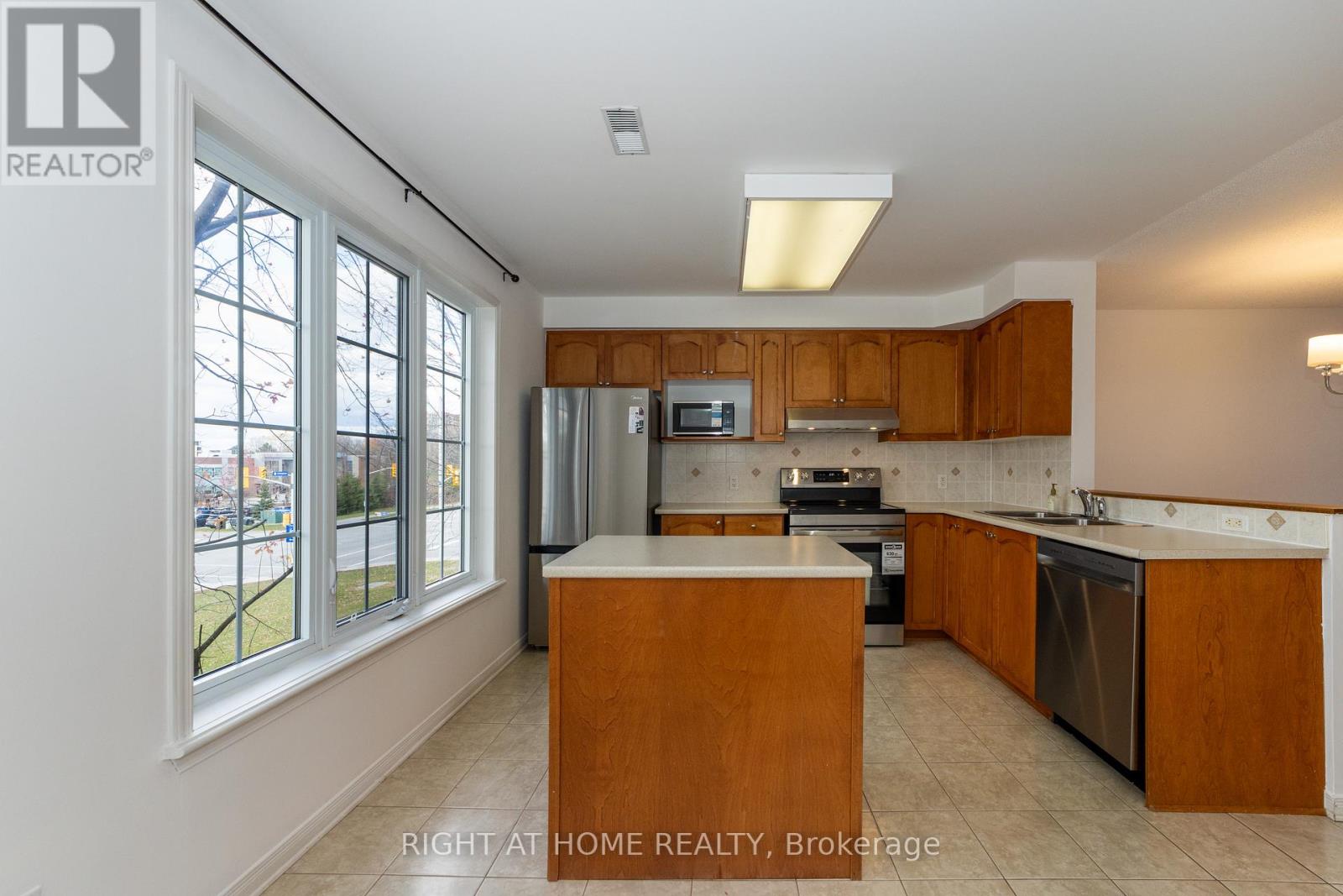 171 - 70 Edenvale Drive, Ottawa, Ontario  K2K 3N6 - Photo 9 - X12391547