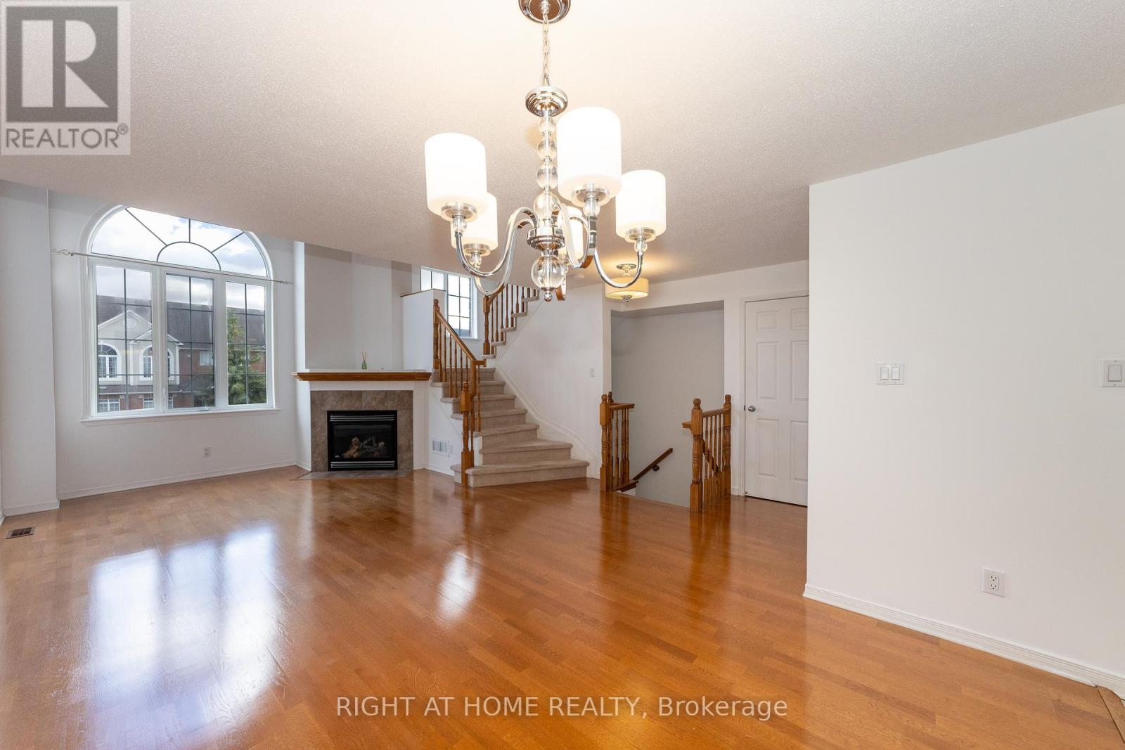 171 - 70 Edenvale Drive, Ottawa, Ontario  K2K 3N6 - Photo 4 - X12391547