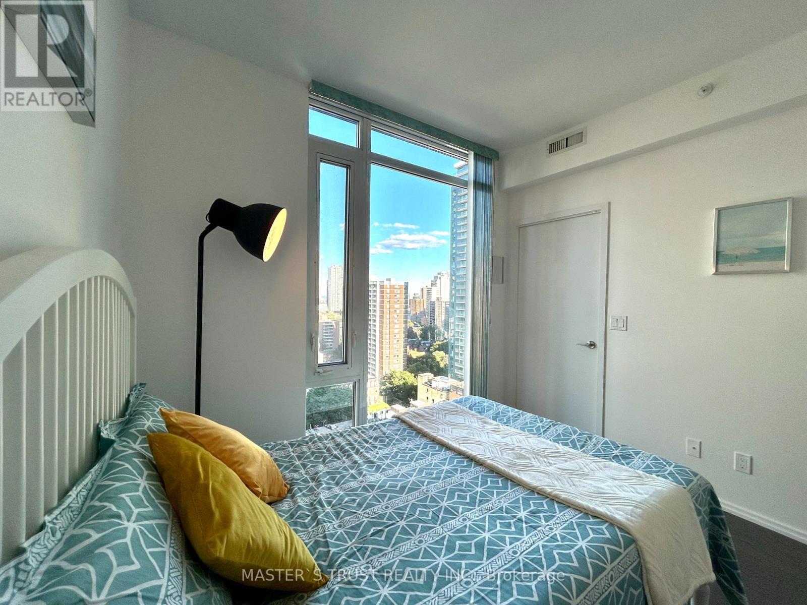 1702 - 75 St Nicholas Street, Toronto, Ontario  M4Y 0A5 - Photo 12 - C12510824